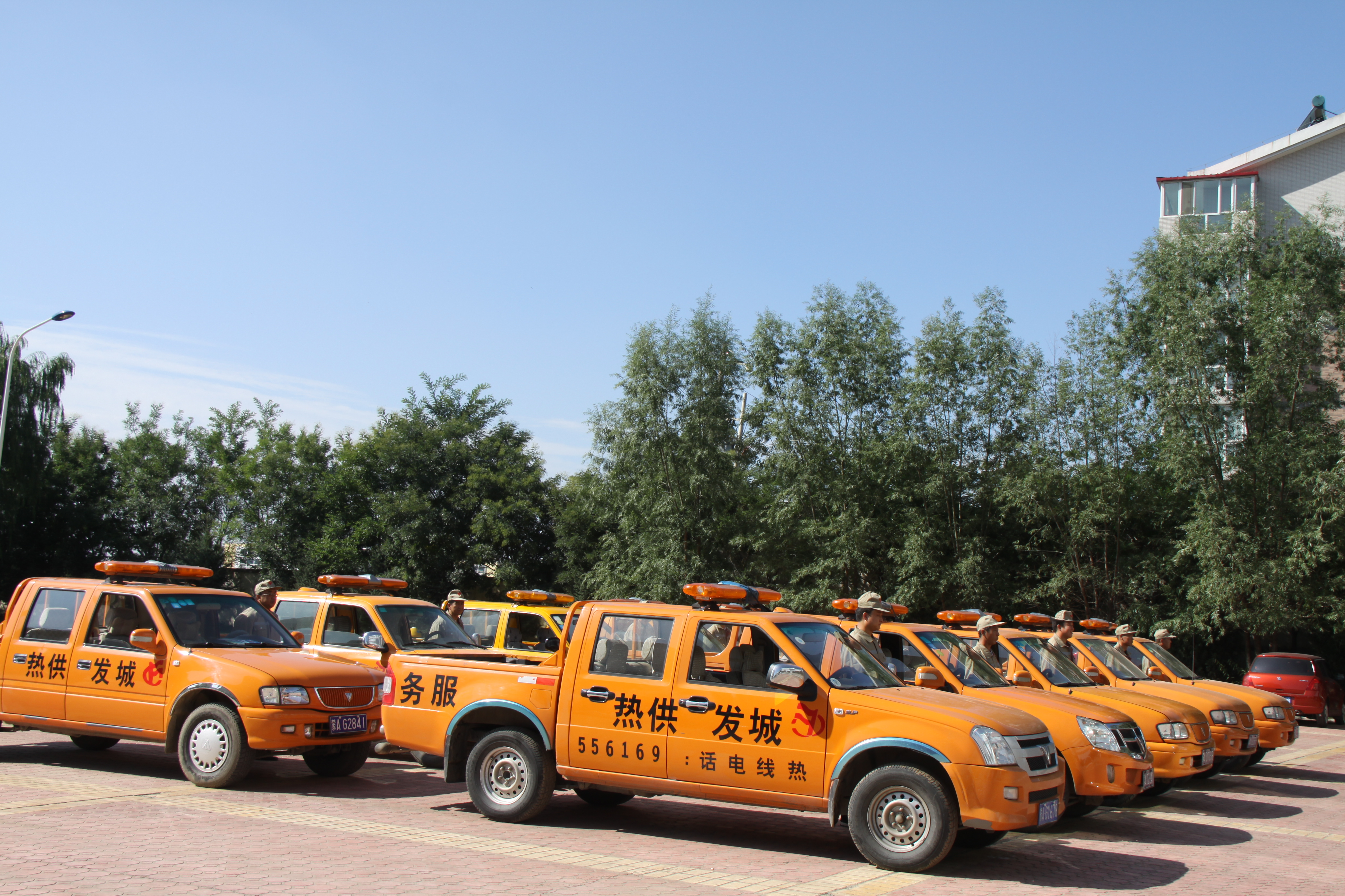 供熱服務(wù)、搶險(xiǎn)車隊(duì).jpg