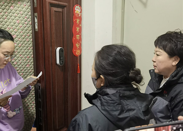 城發(fā)辛家營分公司開展夜間“訪民問暖”活動2.jpg 城發(fā)辛家營分公司開展夜間“訪民問暖”活動2.jpg