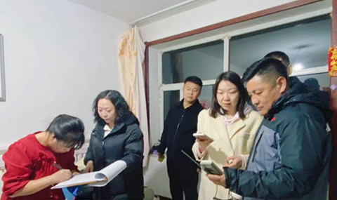 城發(fā)辛家營分公司開展夜間“訪民問暖”活動1.jpg 城發(fā)辛家營分公司開展夜間“訪民問暖”活動1.jpg